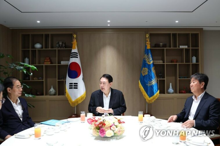 Yoon pide que se elaboren políticas basadas en un examen cuidadoso del sentimiento público