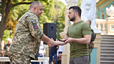 Zelensky entrega premios al personal militar en el Día de la Fuerza Aérea de Ucrania