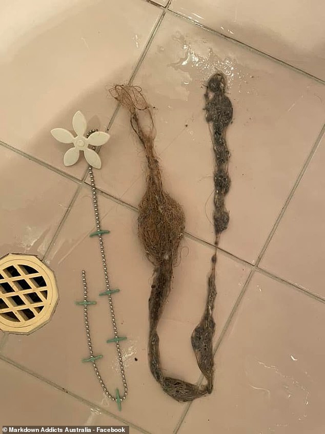 Una mujer ha usado un producto económico de Amazon para evitar que el cabello obstruya el desagüe de la ducha.  Una foto compartida en línea muestra la impactante cantidad de cabello que atrapó el producto (en la foto)