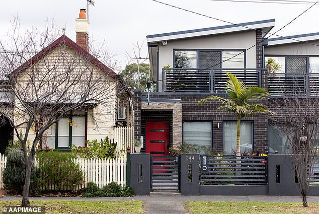 Los australianos que esperan una ganga a medida que caen los precios de la vivienda se sentirán decepcionados cuando los bancos reduzcan sus préstamos (en la foto, una casa en Melbourne)