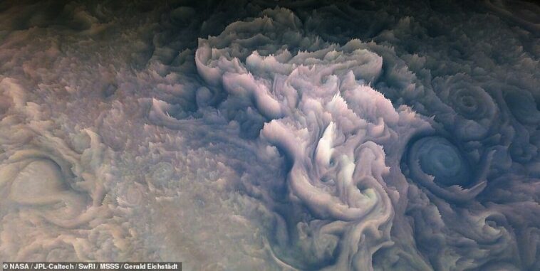 A primera vista, se le perdonará que confunda esta foto con un primer plano de la guinda de un delicioso pastelito.  Pero los remolinos y picos texturizados son en realidad nubes en los cielos de Júpiter, que fueron fotografiadas por la sonda Juno de la NASA.