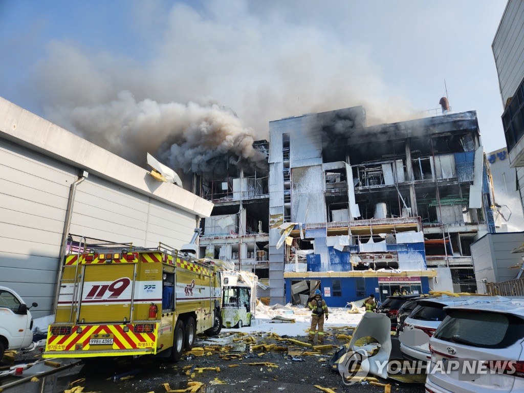 (AMPLIACIÓN) 1 muerto y 14 heridos en incendio en fábrica farmacéutica
