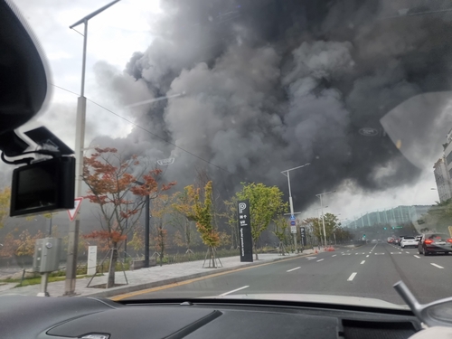 (AMPLIACIÓN) 2 muertos, 1 gravemente herido en incendio en centro comercial outlet de Daejeon