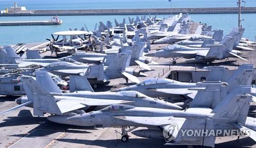 (AMPLIACIÓN) Altos oficiales militares de Corea del Sur y EE. UU. visitan portaaviones de EE. UU. en ejercicio combinado