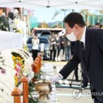 (AMPLIACIÓN) Yoon rinde homenaje a las víctimas del incendio del centro comercial Daejeon