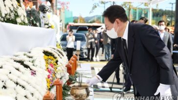 (AMPLIACIÓN) Yoon rinde homenaje a las víctimas del incendio del centro comercial Daejeon