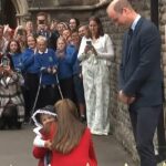 Vestida con un traje nacional galés, se vio a la niña tambaleándose en los brazos abiertos de Kate Middleton para darle flores y un abrazo de despedida, en un video que se compartió en Twitter.