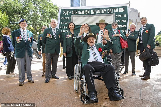 El veterano de la Segunda Guerra Mundial Alf Carpenter (en la foto de frente, con sus compañeros del 2/4 del Batallón de Infantería Australiano en la marcha del Día de Anzac de este año) falleció el miércoles a los 105 años. Era el veterano de guerra más anciano de Australia y dijo que el secreto de su larga vida era Cerveza vieja de Toohey