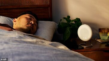 Utiliza sensores sin contacto e inteligencia artificial para dar una idea de qué tan bien o mal durmió esa noche.