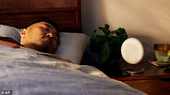 Utiliza sensores sin contacto e inteligencia artificial para dar una idea de qué tan bien o mal durmió esa noche.