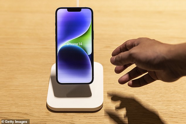 Apple está viendo una baja demanda de su nuevo iPhone 14 y, como resultado, está recortando la producción del teléfono este año.