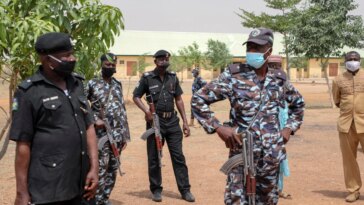 Bandidos armados matan a 15 en una mezquita en el noroeste de Nigeria, dicen los residentes