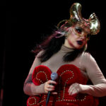 Björk dice que la 'violencia' en los EE. UU. contribuyó a regresar a Islandia: 'demasiado para mí'