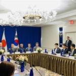 El Ministro de Relaciones Exteriores de Corea del Sur, Park Jin (derecha), participa en una reunión trilateral con el Secretario de Estado de los Estados Unidos, Antony Blinken, y el Ministro de Relaciones Exteriores de Japón, Hayashi Yoshimasa, al margen de la Asamblea General de la ONU en Nueva York el jueves.  (Yonhap)