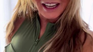 ¡Guau!  Carol Vorderman mostró su figura sensacional con una blusa caqui con cremallera y mallas de gimnasia a juego en su último video candente de Instagram el lunes.