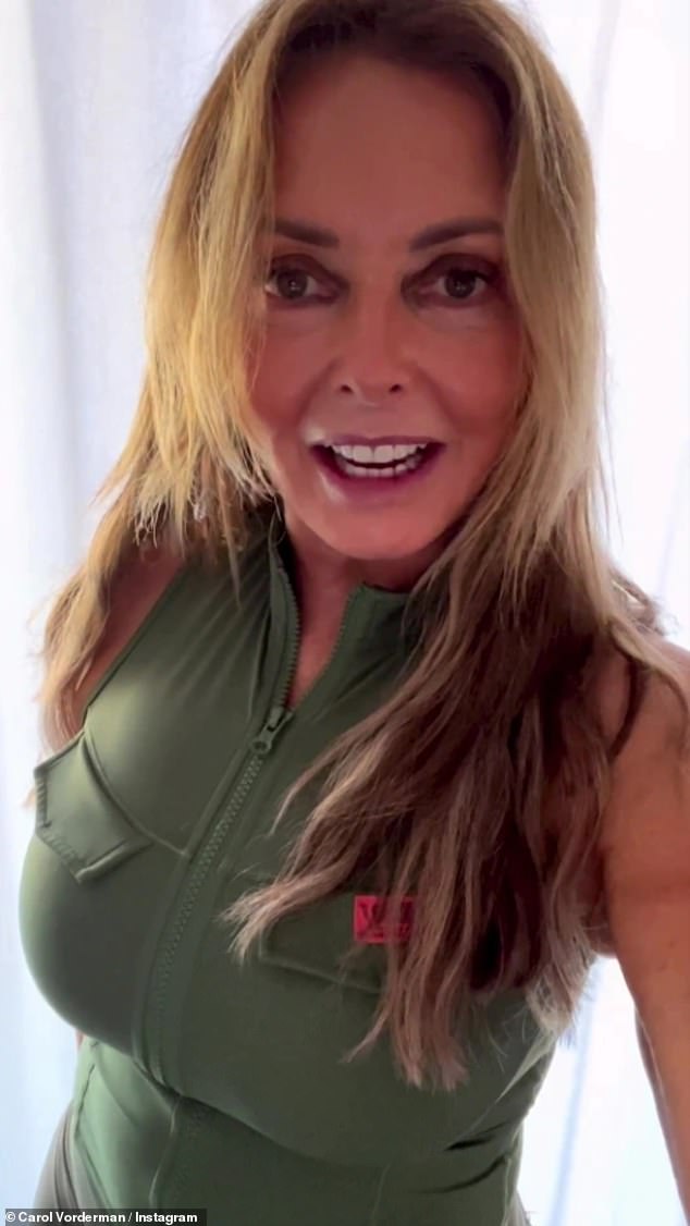 ¡Guau!  Carol Vorderman mostró su figura sensacional con una blusa caqui con cremallera y mallas de gimnasia a juego en su último video candente de Instagram el lunes.