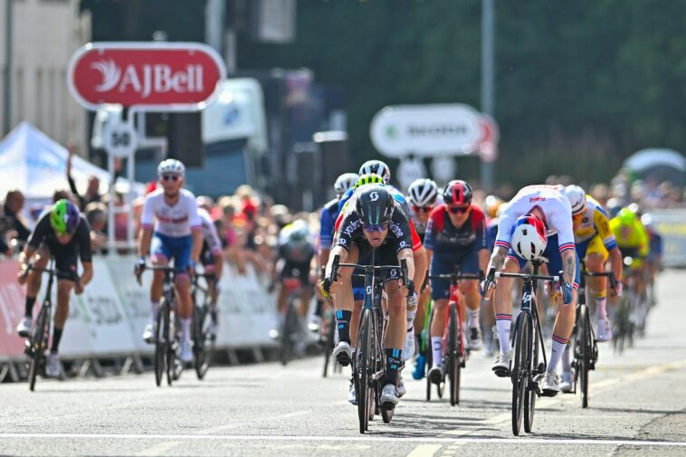 Cees Bol supera a Jake Stewart en el final de la foto en la segunda etapa del Tour de Gran Bretaña