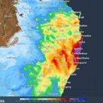 Una tormenta masiva que se extiende a lo largo de la costa este de Australia está lista para causar estragos en millones de ciudades devastadas por las inundaciones que se preparan para otro evento climático desastroso.