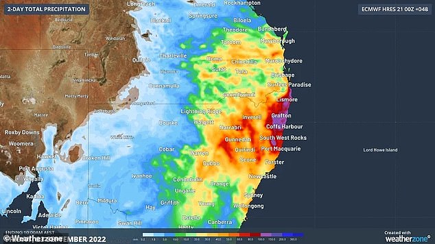 Una tormenta masiva que se extiende a lo largo de la costa este de Australia está lista para causar estragos en millones de ciudades devastadas por las inundaciones que se preparan para otro evento climático desastroso.