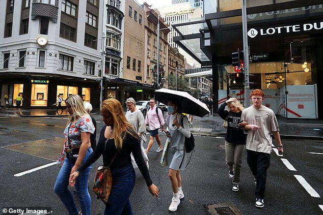 Australia podría evitar una recesión incluso durante una época de incertidumbre económica mundial si la experiencia de las últimas tres décadas sirve de guía (en la foto, los compradores en el Pitt Street Mall de Sydney)