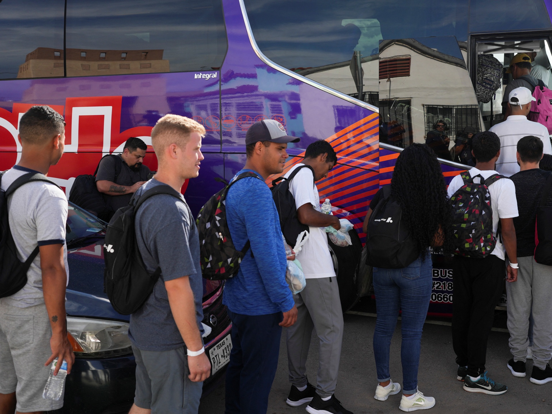 'Crisis humana': Chicago busca ayuda mientras autobuses de Texas sobre migrantes
