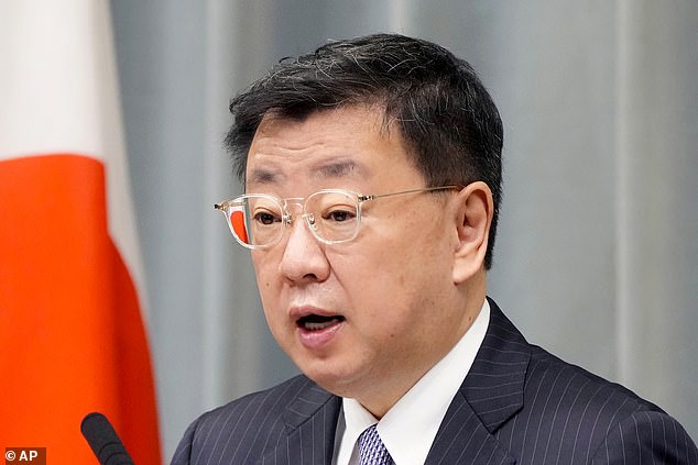 El secretario jefe del gabinete de Japón, Hirokazu Matsuno, acusó a Moscú de vendar los ojos e inmovilizar a un diplomático japonés en