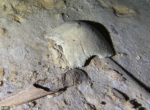 Un esqueleto humano prehistórico (arriba) que data del final de la última edad de hielo fue desenterrado en un sistema de cuevas en México