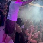 'Así que esto acaba de pasar': Ed Sheeran sorprendió a los asistentes a la fiesta en el bar Wayne Lineker en Ibiza el lunes cuando subió al escenario en O Beach Ibiza para actuar