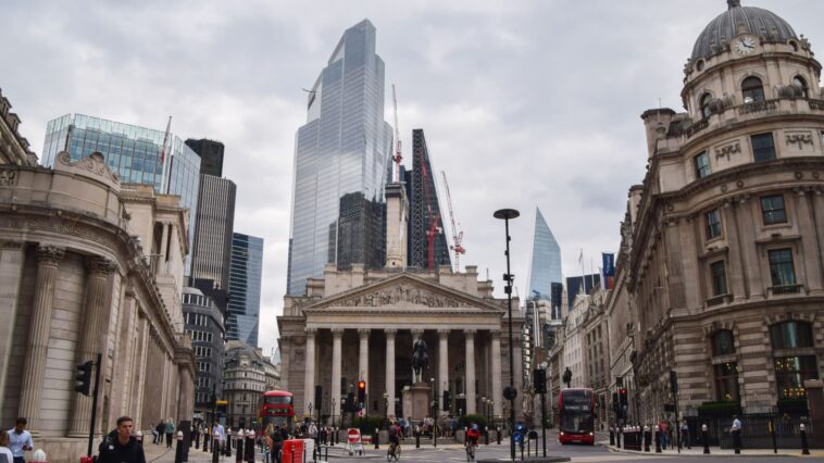 El Banco de Inglaterra sube 50 puntos básicos, dice que el Reino Unido ya puede estar en recesión