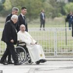 El Papa fue visto siendo empujado en una silla de ruedas una vez más en un viaje a Asís, en el centro de Italia.