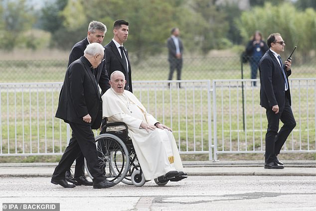 El Papa fue visto siendo empujado en una silla de ruedas una vez más en un viaje a Asís, en el centro de Italia.