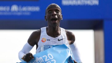 El 'Rey del maratón' de Kenia inspira a los corredores después de batir el récord mundial