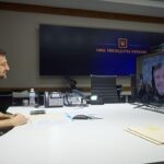 El presidente Zelensky aparece en su oficina compartiendo una videollamada con el actor de Star Wars Mark Hamill para discutir la participación del actor en la iniciativa de recaudación de fondos United24 para Ucrania en medio de la guerra con Rusia.