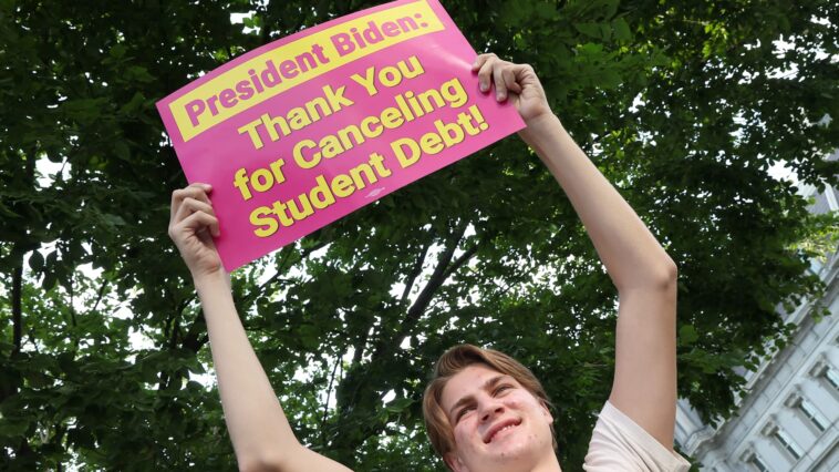 El alivio de préstamos estudiantiles de Biden podría costar $ 400 mil millones, dice la Oficina de Presupuesto del Congreso