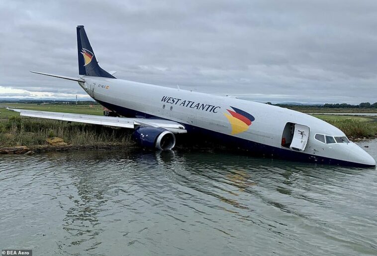 Los investigadores publicaron esta imagen del Boeing 737 después de que se hundió en el lago más allá de la pista.