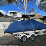 Uno de los suburbios más ricos de Australia, Mosman, estalló después de que un piloto comercial estacionara su bote de 6 metros de largo en la calle frente a una casa junto al puerto (arriba)