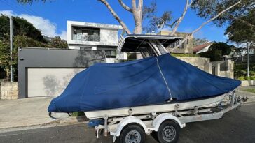 Uno de los suburbios más ricos de Australia, Mosman, estalló después de que un piloto comercial estacionara su bote de 6 metros de largo en la calle frente a una casa junto al puerto (arriba)