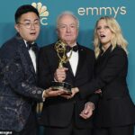 El creador y productor ejecutivo de SNL Lorne Michaels (centro) en los Emmy 2022 con Bowen Yang de SNL (izquierda) y la ex estrella de SNL Kate McKinnon (derecha)