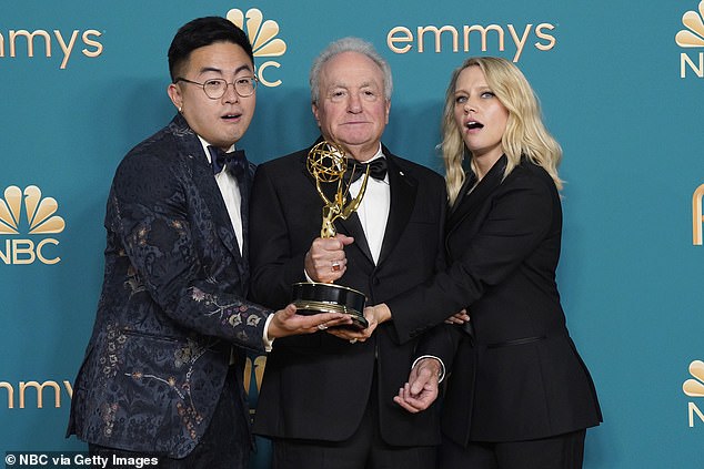 El creador y productor ejecutivo de SNL Lorne Michaels (centro) en los Emmy 2022 con Bowen Yang de SNL (izquierda) y la ex estrella de SNL Kate McKinnon (derecha)