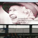 El gobierno del Reino Unido les dice a los clubes de la Premier League que pueden seguir adelante con los juegos después de la muerte de Queen