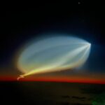 Fascinante: puede tener una apariencia espeluznante similar a la de un ovni, pero este florecimiento de luz en el cielo es en realidad parte de las secuelas del lanzamiento de un cohete SpaceX.