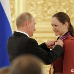 El nadador sincronizado favorito de Vladimir Putin que llevó la bandera de Rusia en los Juegos Olímpicos de Londres 2012 ha huido del país