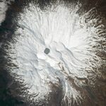 La imagen fue capturada a más de 264 millas sobre la superficie de la Tierra y muestra la montaña cubierta de nieve y el lago del cráter en la parte superior que parece un pequeño círculo: el cráter tiene en realidad 492 pies de profundidad.