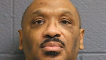 Arthur Williamson, de 55 años, ha sido acusado del asesinato de Jim Matthews tras atacarlo en su propia casa en Michigan.