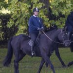 El príncipe fue visto con ropa de montar y un suéter azul y corbata mientras cabalgaba cerca de donde descansaba la Reina después de su funeral de estado el lunes.