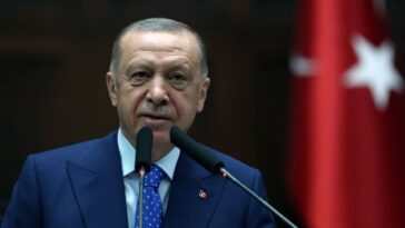 Erdogan dice que Turquía seguirá recortando las tasas de interés y se burla de la libra esterlina