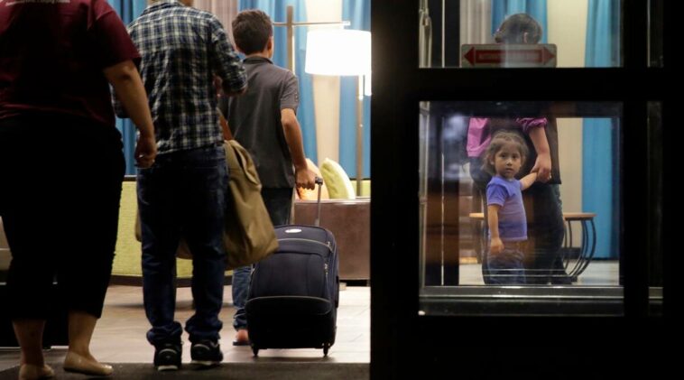 Federales de EEUU quieren pruebas psicológicas para padres de niños separados