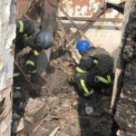 Fragmentos de cuerpos femeninos recuperados de debajo de los escombros en Krasnohorivka de la región de Donetsk
