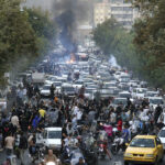 Grupo de derechos humanos dice que decenas de personas murieron en protestas en Irán a medida que se intensifica la represión