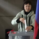 Guerra en Ucrania: 'Hombres con armas dando vueltas en las cabinas de votación'